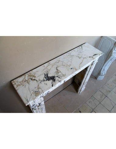 Cornice da camino antica neoclassica scolpita in raro ed elegante marmo Calacatta Dorato, proveniente da Parigi.