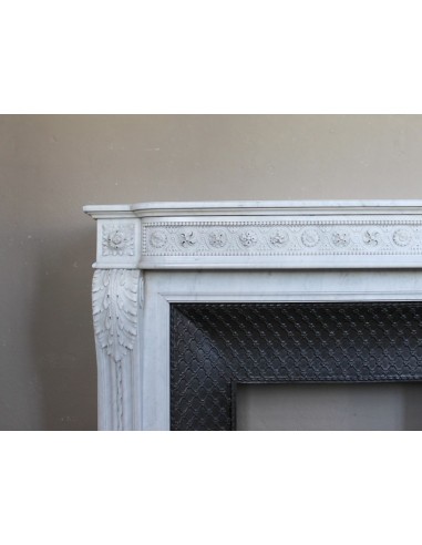 Importante camino antico neoclassico "Macaron" in marmo Bianco Carrara provvisto del suo controcuore in ghisa d'arte originale.