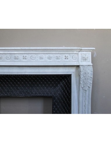 Importante camino antico neoclassico "Macaron" in marmo Bianco Carrara provvisto del suo controcuore in ghisa d'arte originale.