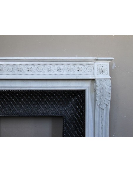 Importante camino antico neoclassico "Macaron" in marmo Bianco Carrara provvisto del suo controcuore in ghisa d'arte originale.