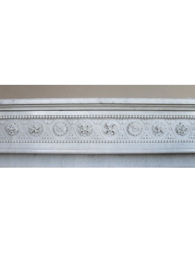 Importante camino antico neoclassico "Macaron" in marmo Bianco Carrara provvisto del suo controcuore in ghisa d'arte originale.