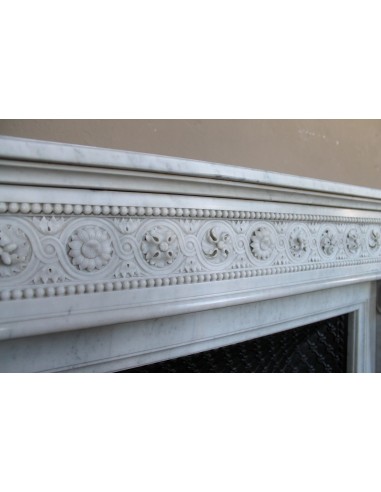 Importante camino antico neoclassico "Macaron" in marmo Bianco Carrara provvisto del suo controcuore in ghisa d'arte originale.