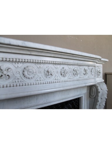 Importante camino antico neoclassico "Macaron" in marmo Bianco Carrara provvisto del suo controcuore in ghisa d'arte originale.