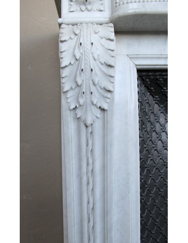 Importante camino antico neoclassico "Macaron" in marmo Bianco Carrara provvisto del suo controcuore in ghisa d'arte originale.