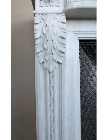 Importante camino antico neoclassico "Macaron" in marmo Bianco Carrara provvisto del suo controcuore in ghisa d'arte originale.