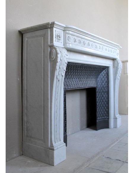 Importante camino antico neoclassico "Macaron" in marmo Bianco Carrara provvisto del suo controcuore in ghisa d'arte originale.