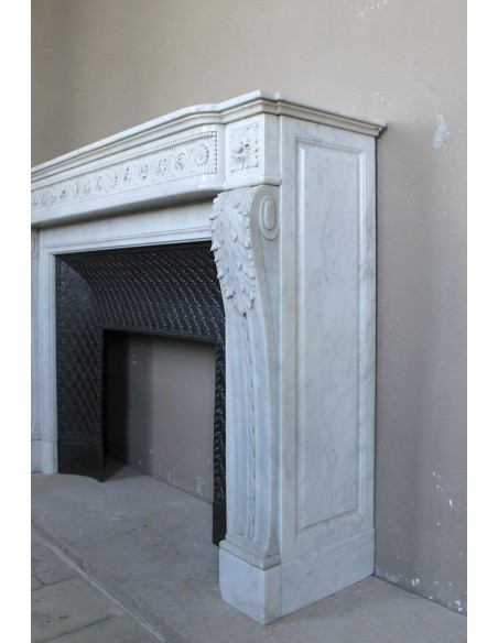 Importante camino antico neoclassico "Macaron" in marmo Bianco Carrara provvisto del suo controcuore in ghisa d'arte originale.