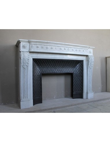 Importante camino antico neoclassico "Macaron" in marmo Bianco Carrara provvisto del suo controcuore in ghisa d'arte originale.