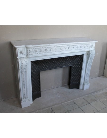 Importante camino antico neoclassico "Macaron" in marmo Bianco Carrara provvisto del suo controcuore in ghisa d'arte originale.