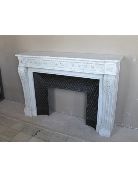 Importante camino antico neoclassico "Macaron" in marmo Bianco Carrara provvisto del suo controcuore in ghisa d'arte originale.