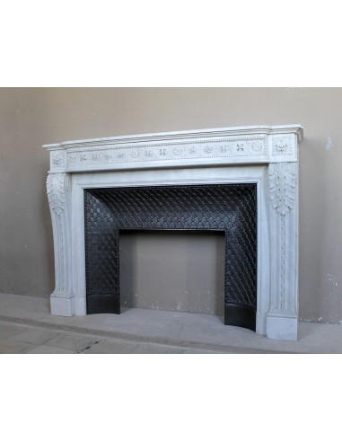 Importante camino antico neoclassico "Macaron" in marmo Bianco Carrara provvisto del suo controcuore in ghisa d'arte originale.