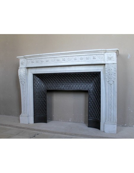 Importante camino antico neoclassico "Macaron" in marmo Bianco Carrara provvisto del suo controcuore in ghisa d'arte originale.
