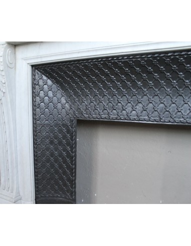 Importante camino antico neoclassico "Macaron" in marmo Bianco Carrara provvisto del suo controcuore in ghisa d'arte originale.