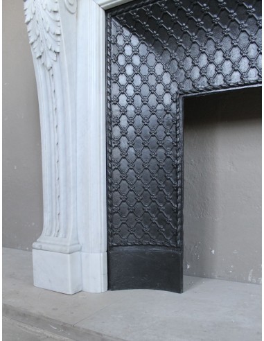 Importante camino antico neoclassico "Macaron" in marmo Bianco Carrara provvisto del suo controcuore in ghisa d'arte originale.