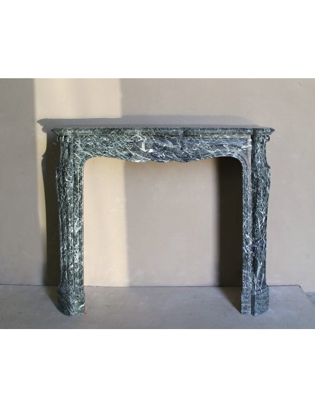 Camino antico in marmo Verde Alpi, di stile barocco e d'epoca ottocentesca. Un caminetto autentico e ricco di fascino.
