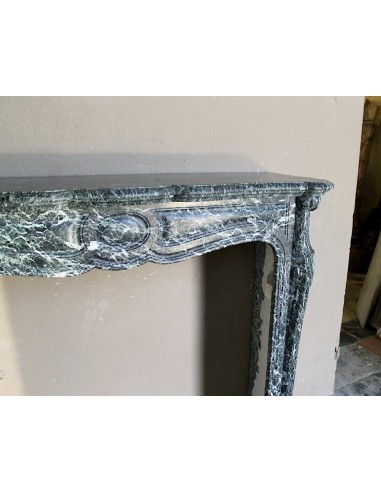 Camino antico in marmo Verde Alpi, di stile barocco e d'epoca ottocentesca. Un caminetto autentico e ricco di fascino.