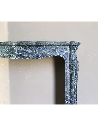 Camino antico in marmo Verde Alpi, di stile barocco e d'epoca ottocentesca. Un caminetto autentico e ricco di fascino.