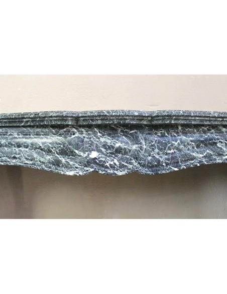 Camino antico in marmo Verde Alpi, di stile barocco e d'epoca ottocentesca. Un caminetto autentico e ricco di fascino.