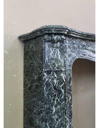 Camino antico in marmo Verde Alpi, di stile barocco e d'epoca ottocentesca. Un caminetto autentico e ricco di fascino.