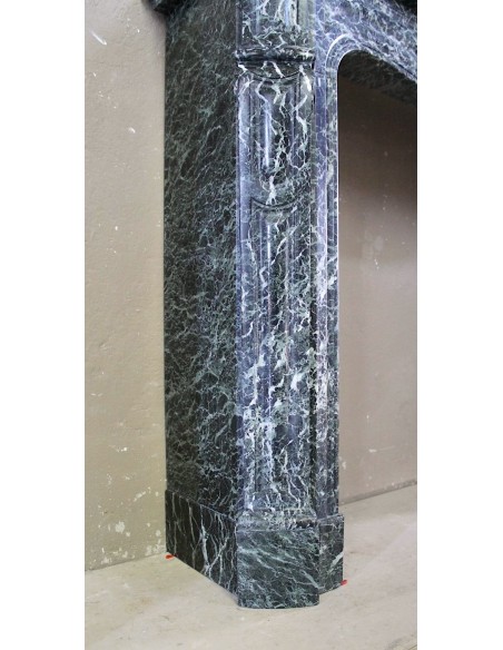 Camino antico in marmo Verde Alpi, di stile barocco e d'epoca ottocentesca. Un caminetto autentico e ricco di fascino.