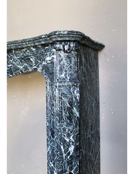 Camino antico in marmo Verde Alpi, di stile barocco e d'epoca ottocentesca. Un caminetto autentico e ricco di fascino.