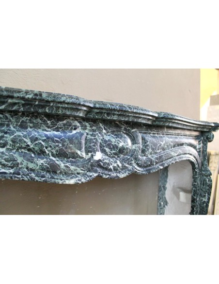 Camino antico in marmo Verde Alpi, di stile barocco e d'epoca ottocentesca. Un caminetto autentico e ricco di fascino.