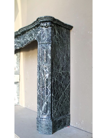 Camino antico in marmo Verde Alpi, di stile barocco e d'epoca ottocentesca. Un caminetto autentico e ricco di fascino.