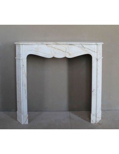 Camino antico Luigi XV "Pompadour Plat" scolpito in raffinato e raro marmo Paonazzetto, un marmo bianco con venature dorate.