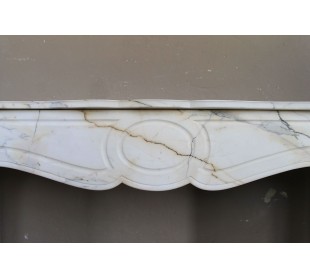 Camino antico Luigi XV "Pompadour Plat" scolpito in raffinato e raro marmo Paonazzetto, un marmo bianco con venature dorate. 2