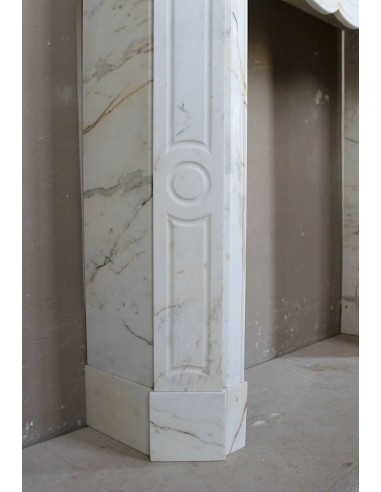 Camino antico Luigi XV "Pompadour Plat" scolpito in raffinato e raro marmo Paonazzetto, un marmo bianco con venature dorate.