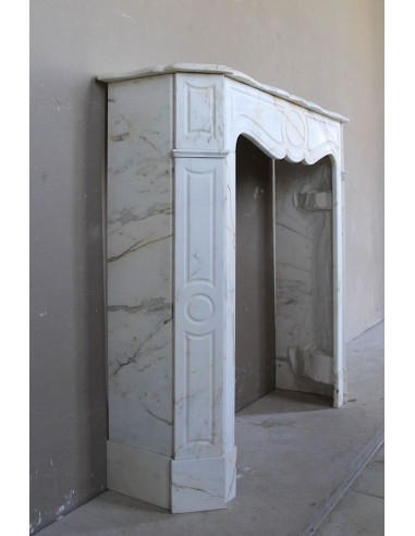 Camino antico Luigi XV "Pompadour Plat" scolpito in raffinato e raro marmo Paonazzetto, un marmo bianco con venature dorate.