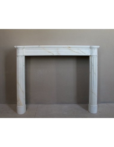 Camino antico neoclassico in marmo con finissime venature dorate su fondo bianco. Un'elegante cornice in marmo da camino.