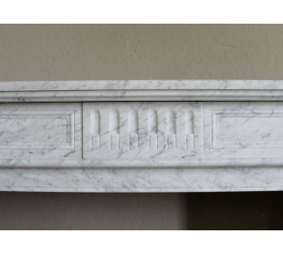 Camino antico neoclassico in maro bianco di Carrara. Questa è una cornice in marmo dalle linee sobrie, pulite, eleganti. 2