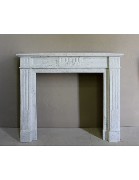 Camino antico neoclassico in maro bianco di Carrara. Questa è una cornice in marmo dalle linee sobrie, pulite, eleganti.