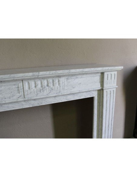 Camino antico neoclassico in maro bianco di Carrara. Questa è una cornice in marmo dalle linee sobrie, pulite, eleganti.