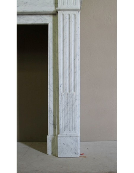Camino antico neoclassico in maro bianco di Carrara. Questa è una cornice in marmo dalle linee sobrie, pulite, eleganti.