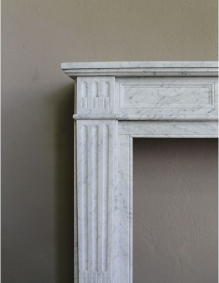 Camino antico neoclassico in maro bianco di Carrara. Questa è una cornice in marmo dalle linee sobrie, pulite, eleganti.