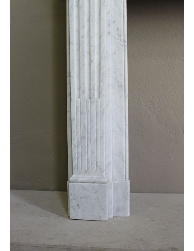 Camino antico neoclassico in maro bianco di Carrara. Questa è una cornice in marmo dalle linee sobrie, pulite, eleganti.