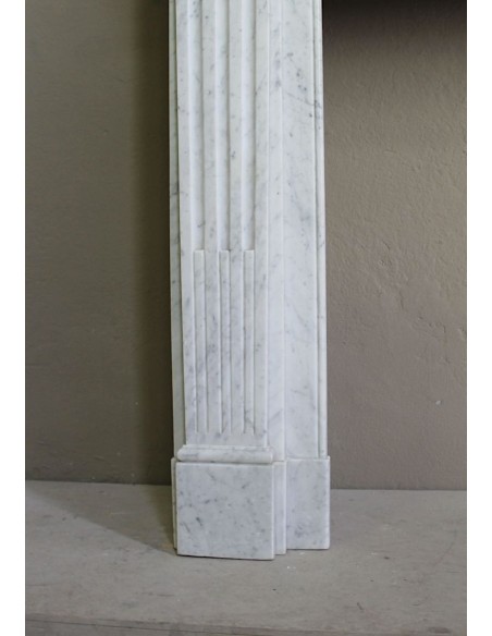 Camino antico neoclassico in maro bianco di Carrara. Questa è una cornice in marmo dalle linee sobrie, pulite, eleganti.