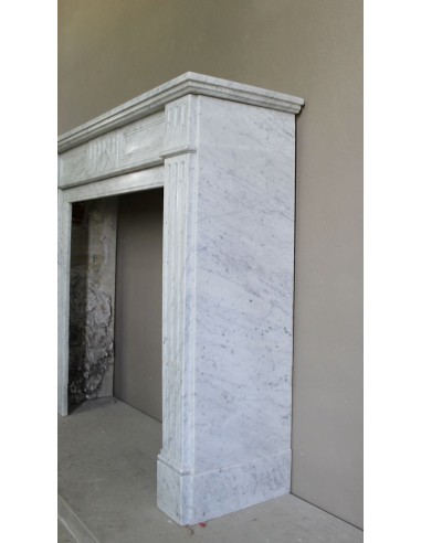 Camino antico neoclassico in maro bianco di Carrara. Questa è una cornice in marmo dalle linee sobrie, pulite, eleganti.