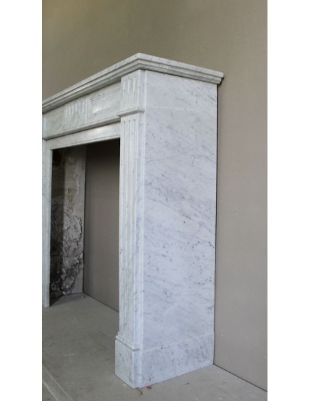 Camino antico neoclassico in maro bianco di Carrara. Questa è una cornice in marmo dalle linee sobrie, pulite, eleganti.