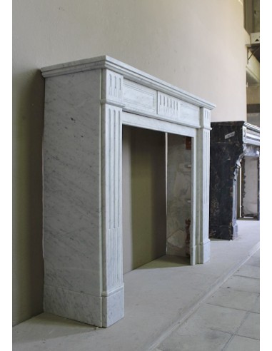 Camino antico neoclassico in maro bianco di Carrara. Questa è una cornice in marmo dalle linee sobrie, pulite, eleganti.