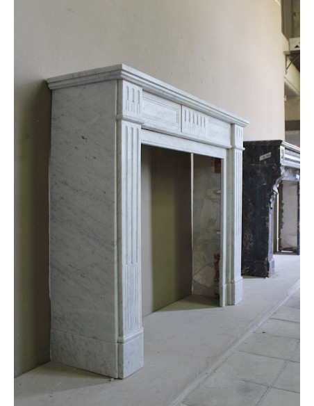 Camino antico neoclassico in maro bianco di Carrara. Questa è una cornice in marmo dalle linee sobrie, pulite, eleganti.