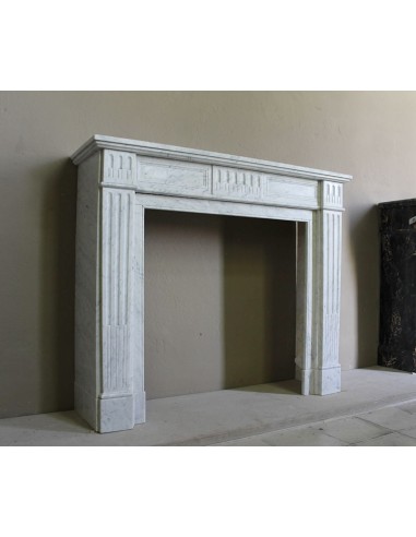 Camino antico neoclassico in maro bianco di Carrara. Questa è una cornice in marmo dalle linee sobrie, pulite, eleganti.