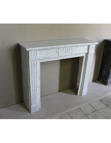 Camino antico neoclassico in maro bianco di Carrara. Questa è una cornice in marmo dalle linee sobrie, pulite, eleganti.