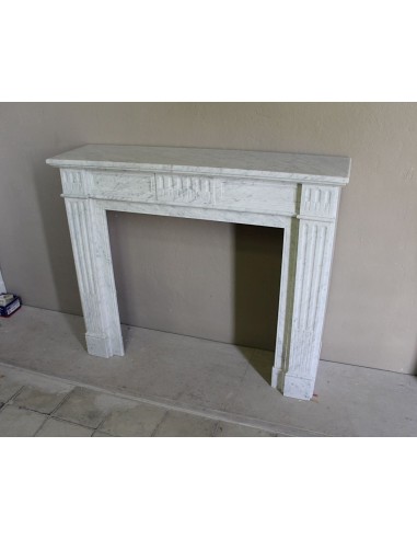 Camino antico neoclassico in maro bianco di Carrara. Questa è una cornice in marmo dalle linee sobrie, pulite, eleganti.