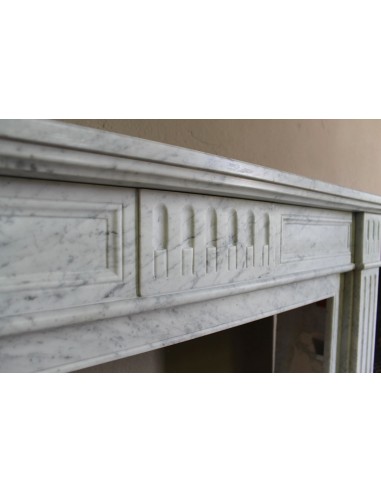 Camino antico neoclassico in maro bianco di Carrara. Questa è una cornice in marmo dalle linee sobrie, pulite, eleganti.