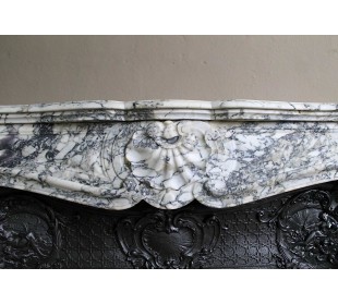 Camino antico barocco "Trois Coquilles" scolpito in marmo Arabescato con bellissime venature a contrasto e controcuore. 2