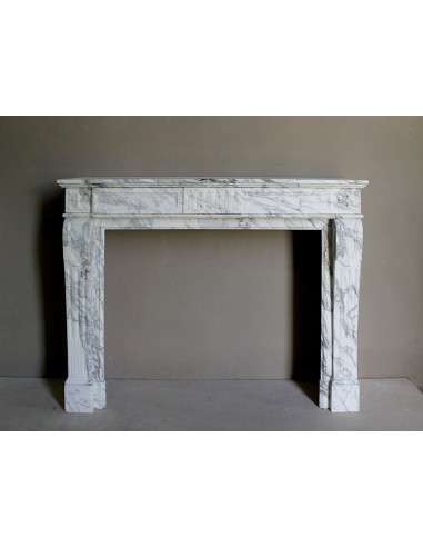 Camino antico neoclassico scolpito in marmo bianco venato "Arabescato". Una cornice in marmo dalle venature raffinatissime.