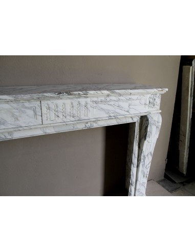 Camino antico neoclassico scolpito in marmo bianco venato "Arabescato". Una cornice in marmo dalle venature raffinatissime.